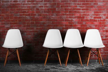 Tuğla duvar arka plan üzerinde beyaz modern sandalye