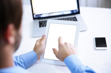 Genç işadamı onun tablet PC'yi kullanma