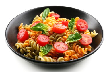 Siyah beyaz arka plan üzerinde izole kase lezzetli makarna yemek