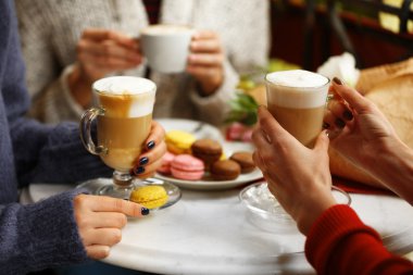 Kafede toplantı ve latte içmek Kadınlar