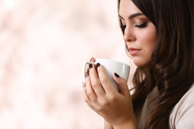 Kahve ile genç güzel kadın