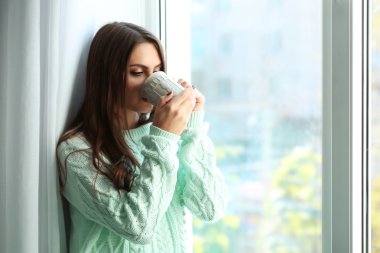 Genç bayan kahve içiyor.