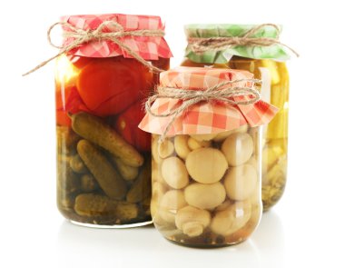 Kavanoz turşu sebze üzerinde beyaz izole ile