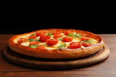 Pizza Margherita koyu arka plan üzerinde roka ile