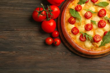 Roka, domates ahşap masa ile pizza Margherita