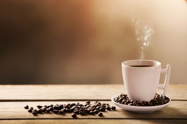 Fincan kahve ve kahve taneleri gri arka plan üzerinde ahşap tablo