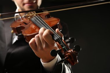 müzisyen keman çalıyor 