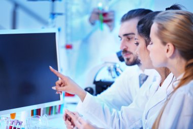 Tıbbi teknisyenler laboratuvarda çalışan