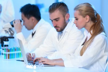 Tıbbi teknisyenler laboratuvarda çalışan