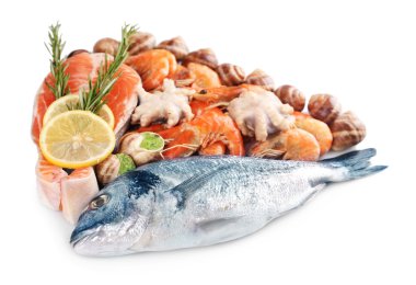 Deniz ürünleri üzerine beyaz izole