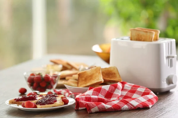 Tablo için tost ve meyve, arka plan bulanık ile Kahvaltı — Stok fotoğraf