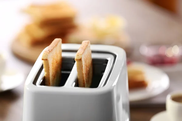 Meja sajian untuk sarapan dengan roti panggang dan kopi, dengan latar belakang kabur, close-up — Stok Foto