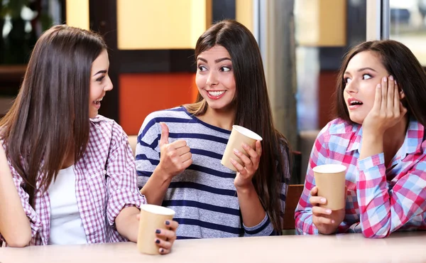 Smilende venner taler med kaffe - Stock-foto
