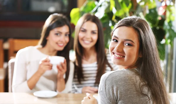 Meninas bonitas beber café — Fotografia de Stock