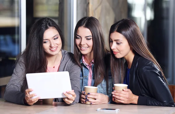 Beste Freunde mit Tablet zusammen — Stockfoto