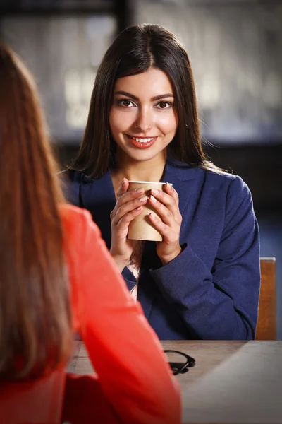 Hermosa chica con taza de café — Foto de Stock