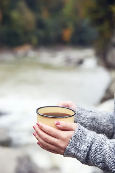 Hand holding coffee cup — Stock Photo, Image