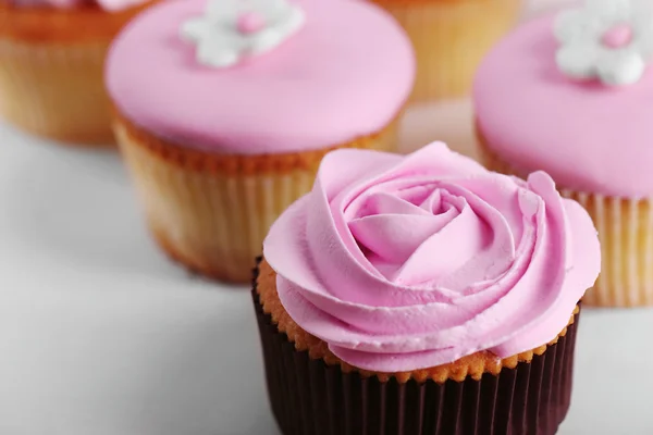 Cupcakes saborosos em stand, close-up — Fotografia de Stock