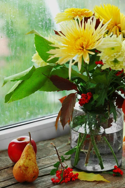 Schöner Herbststrauß mit Chrysanthemen, auf der Fensterbank — Stockfoto