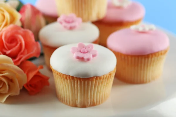 Smakelijke cupcake op stand, close-up — Stockfoto