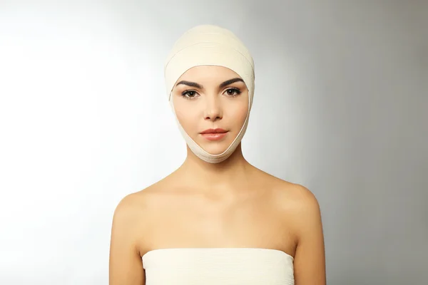 Mulher bonita com bandagem elástica — Fotografia de Stock