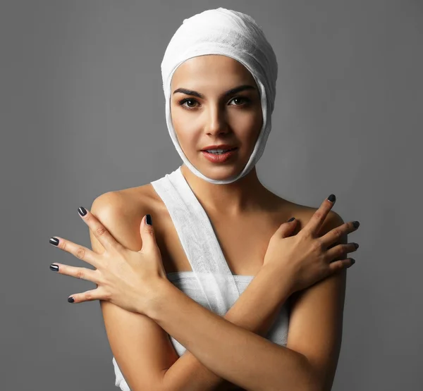 Jeune femme avec un bandage de gaze — Photo