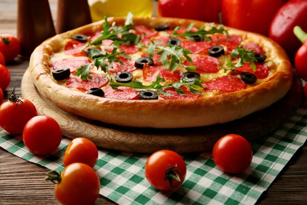 Pizza lezat dengan salami di atas meja kayu yang dihias, tutup — Stok Foto