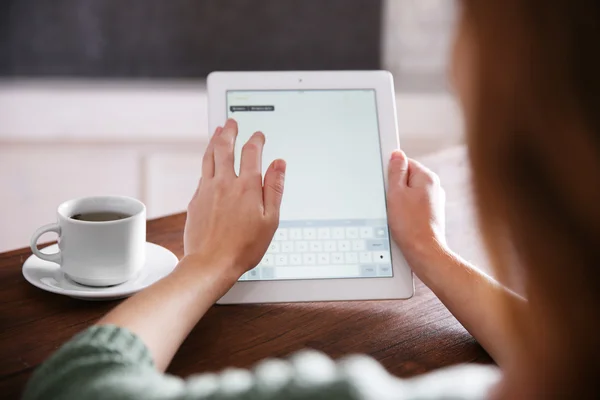 Mujer joven usando su tableta PC — Foto de Stock