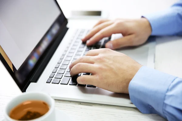 Jovem empresário usando seu laptop — Fotografia de Stock