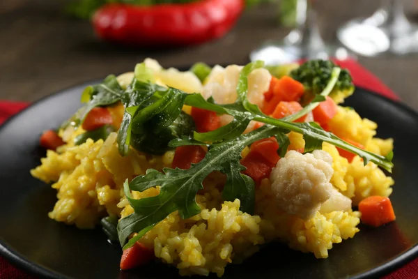 Svart plåt med vegetabiliska risotto på serveras träbord — Stockfoto