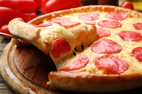 Varm välsmakande pizza med salami, närbild — Stockfoto