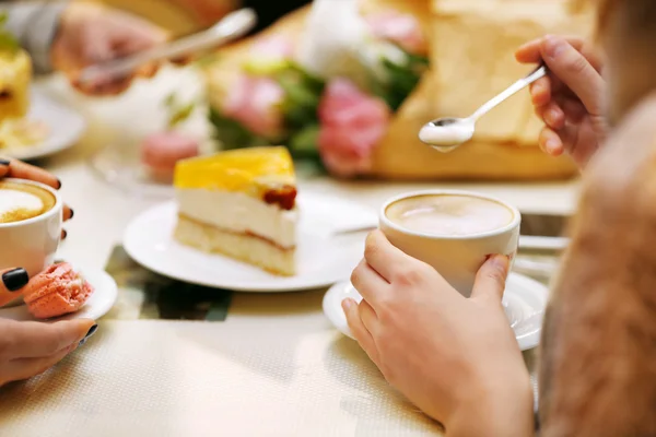 Les femmes se réunissent au café — Photo