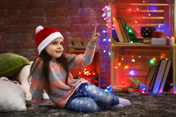 Menina bonita em chapéu vermelho — Fotografia de Stock