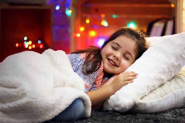Милая маленькая девочка, лежащая на подушке — стоковое фото