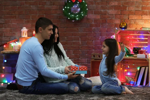 Parents give present to daughter — Stock Photo, Image