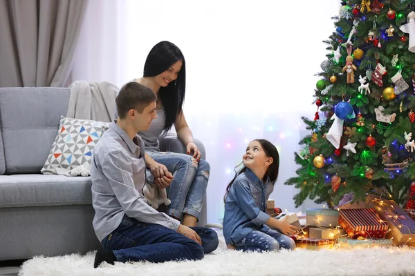 Familia cariñosa en la habitación de Navidad decorada —  Fotos de Stock