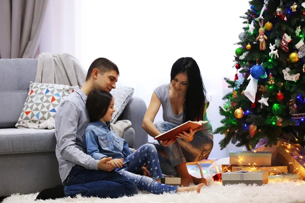 Boek lezen en gelukkige familie — Stockfoto