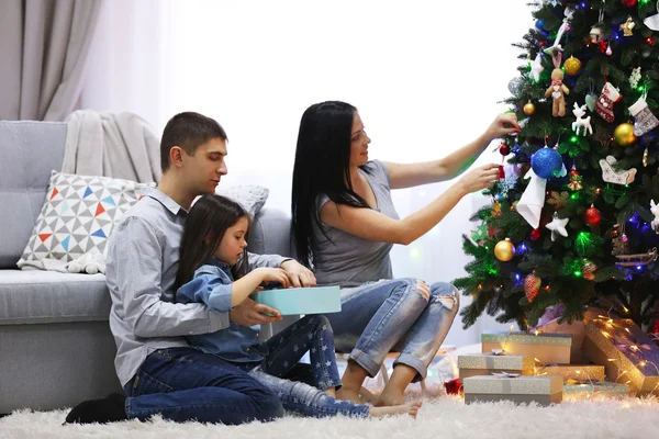 Lycklig familj med gåvor i Christmas room — Stockfoto