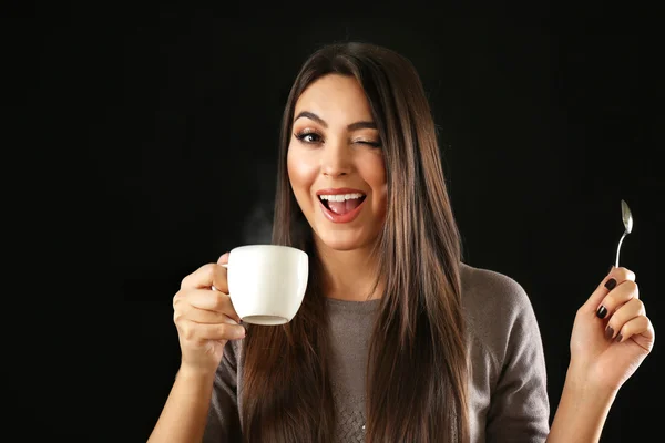 Belle femme avec une tasse de café — Photo