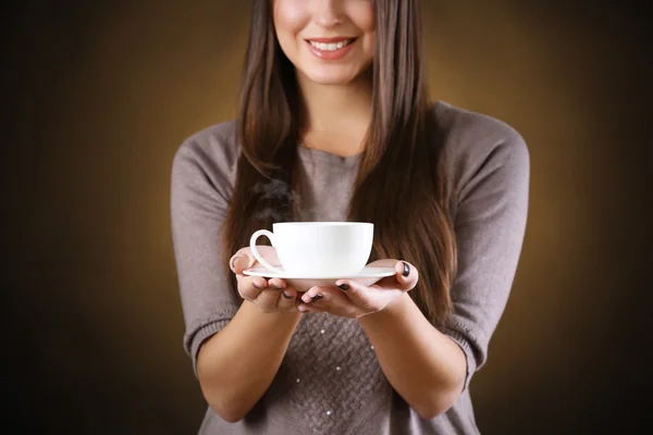 Vrouw houdt kopje koffie — Stockfoto