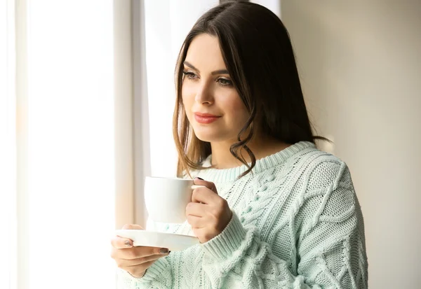 Mulher de pé com xícara de café — Fotografia de Stock