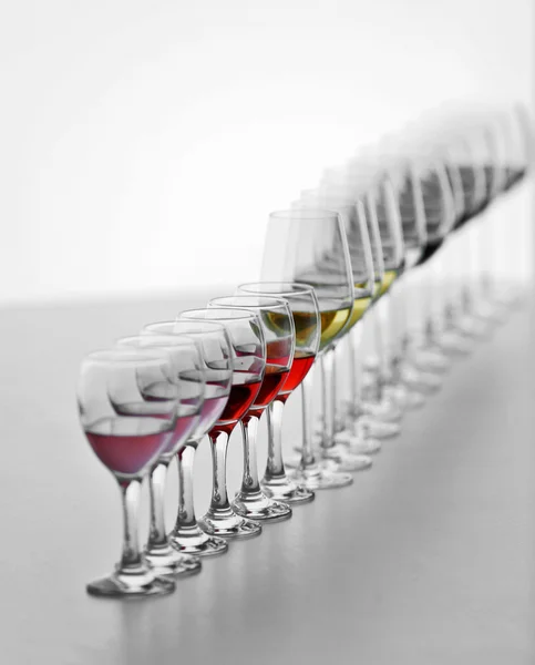 Verres à vin avec vin blanc, rouge et rose sur table en bois sur fond lumineux — Photo