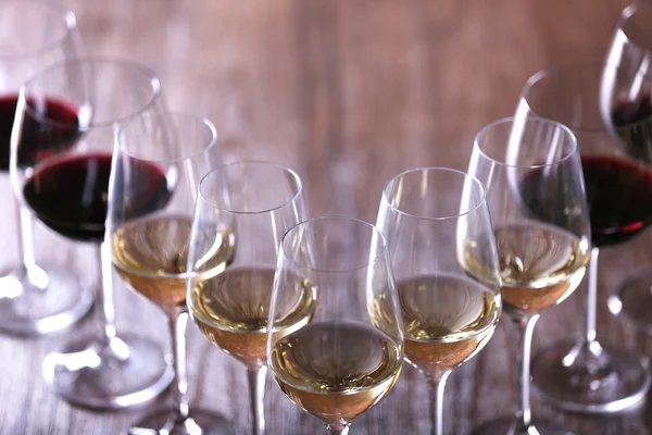 Bicchieri da vino con vino bianco, rosso e rosa sul tavolo di legno primo piano — Foto Stock