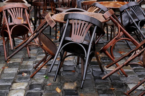 Деревянные стулья и столы — стоковое фото