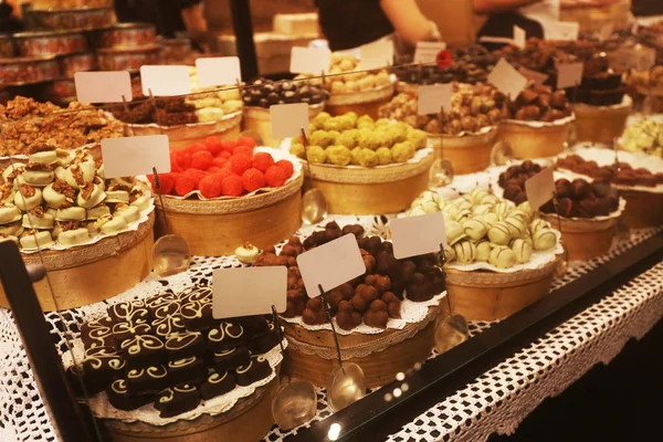 Verschillende chocolade snoepjes in de winkel — Stockfoto