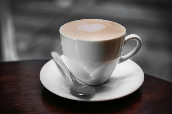Xícara de cappuccino na mesa de madeira — Fotografia de Stock