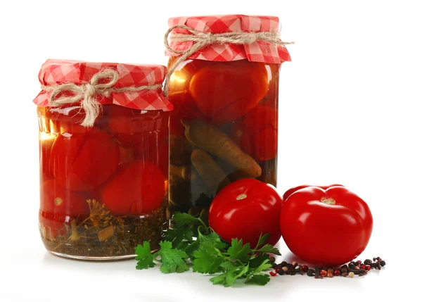 Frascos de tomate enlatado e pepinos isolados em branco — Fotografia de Stock