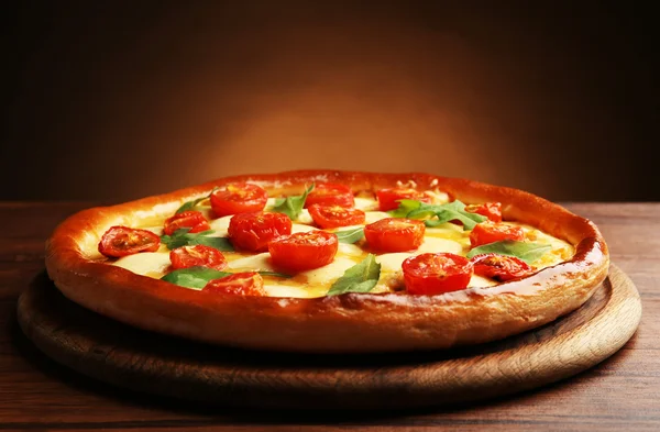 Pizza Margherita z rukolą na brązowym tle — Zdjęcie stockowe