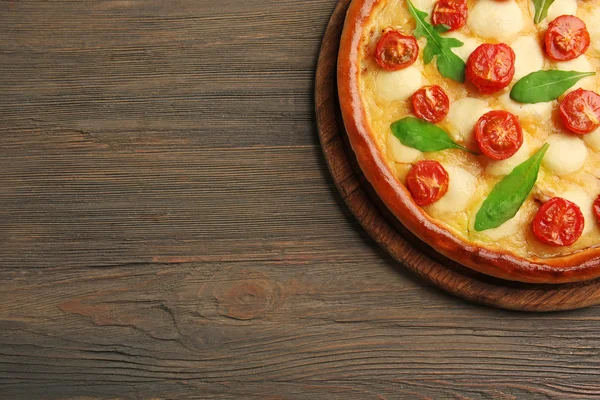 Pizza Margherita con rúcula sobre fondo de madera — Foto de Stock