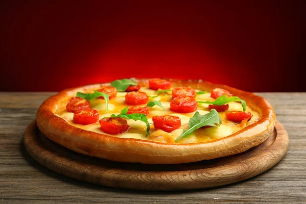 Pizza Margherita with arugula on dark red background — Stock Photo, Image